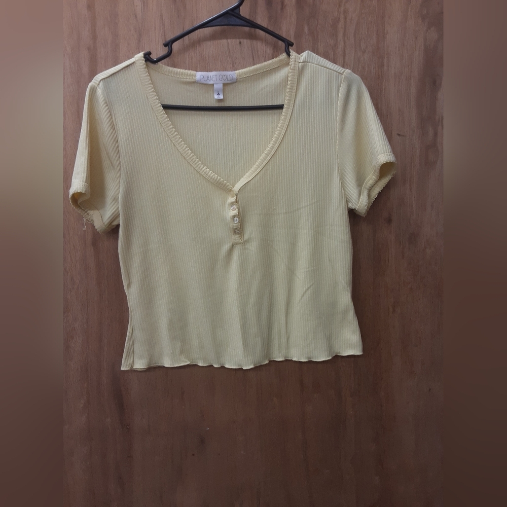 Planet Gold Yellow Scalloped Hem Button V-neck Crop Top. Size L.